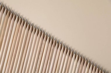 Bej arka planda bir sürü grafit kalem, düz bir zemin. Metin için boşluk