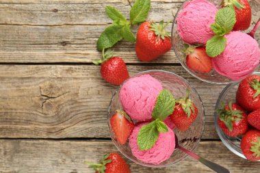 Çilekli şerbet ve ahşap masada servis edilen nane şekeri. Metin için boşluk