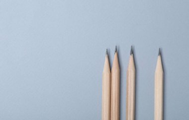 Gri arka planda bir sürü grafit kalem var. Metin için boşluk