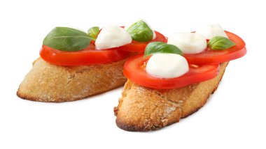 Beyaz arka planda peynirli, domatesli ve fesleğenli lezzetli sandviçler.