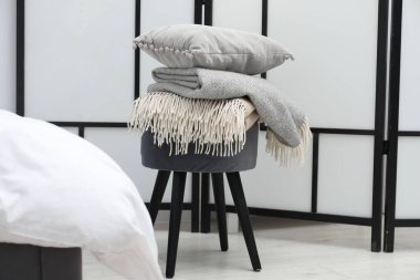 Yünlü battaniye ve yastık.