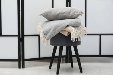 Yünlü battaniye ve yastık.