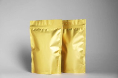 Açık gri arka planda fermuarlı stand-up kesesi. Tasarım için model