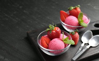 Serinletici şerbet, çilek, nane ve kaşıklar gri desenli masada, yakın plan. Metin için boşluk