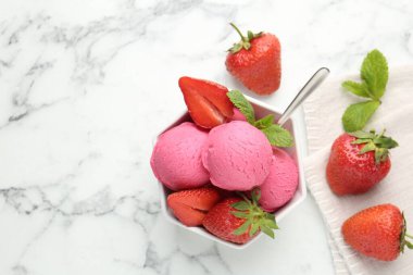 Serinletici şerbet, çilek ve nane şekeri beyaz mermer masada, düz yerde. Metin için boşluk