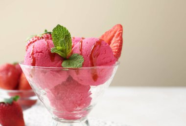 Şerbeti şerbetle, çilekle ve nane şekeriyle bej arka planda beyaz masada, yakın plan. Metin için boşluk