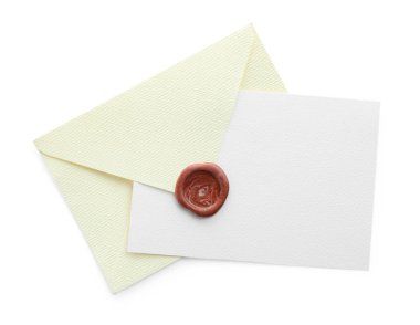 Boş davetiye kartı ve zarf beyaza izole edilmiş, üst manzara. Tasarım için boşluk