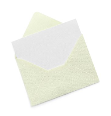 Boş davetiye kartı ve zarf beyaza izole edilmiş, üst manzara. Tasarım için boşluk