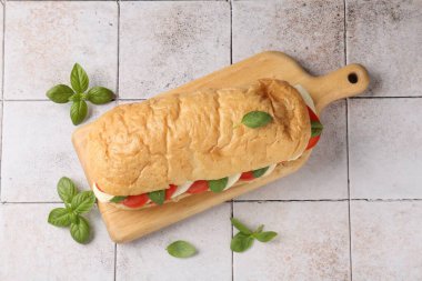 Mozarella peynirli, domatesli ve fesleğenli lezzetli sandviç.