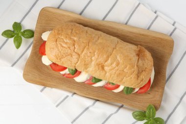 Peynirli, domatesli ve fesleğenli lezzetli sandviç.