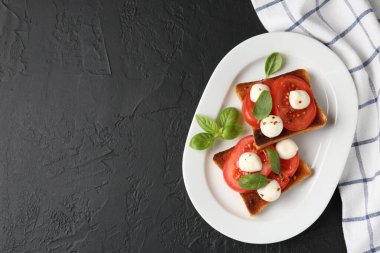 Mozarella peynirli, domatesli ve fesleğenli lezzetli sandviçler. Metin için boşluk