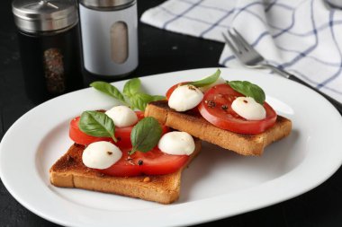 Mozarella peynirli, domatesli ve fesleğenli lezzetli sandviçler.