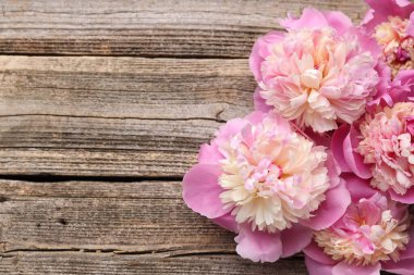 Ahşap masada güzel şakayıklar, düz yatış. Metin için boşluk