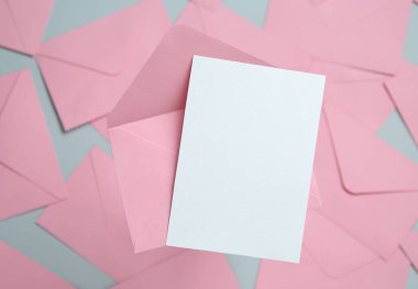 Cam yüzeyde boş davetiye ve zarf, üst manzara. Tasarım için boşluk