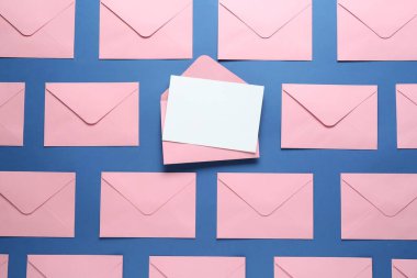 Mavi arka planda boş davetiye ve zarflar var. Tasarım için boşluk