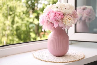 Pencere pervazındaki vazodaki güzel şakayıklar. Metin için boşluk