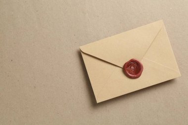 Kutusunda balmumu mühür olan güzel bir davetiye zarfı, üst manzara. Metin için boşluk