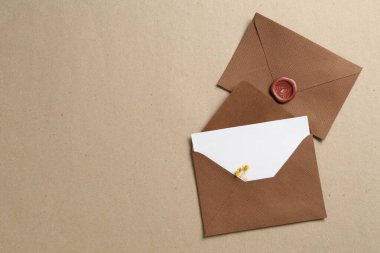 İçinde çiçekler ve zarflar olan boş bir davetiye kartı. Metin için boşluk