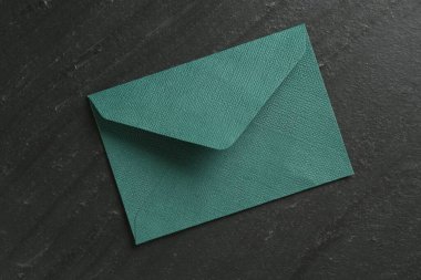 Siyah masadaki güzel davetiye zarfı, üst görünüm