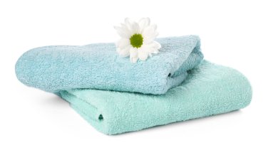 Yumuşak havlular ve krizantem çiçekleri beyaz renkte izole edilmiş.