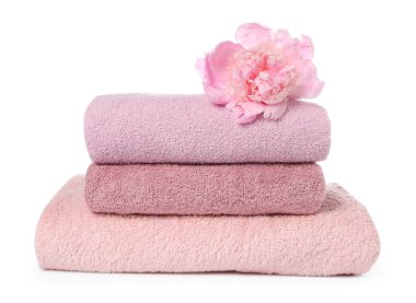 Havlu yığını ve şakayık çiçeği beyaz üzerine izole edilmiş.