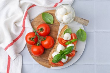 Mozarella peynirli, domatesli ve fesleğenli lezzetli sandviç.