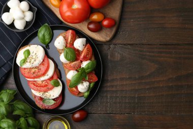 Peynirli, domatesli, fesleğenli ve baharatlı lezzetli sandviçler. Metin için boşluk