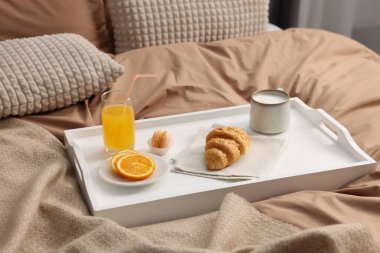 Güzel bir kahvaltı tepsisi, kapalı bir odada, yakın plan.