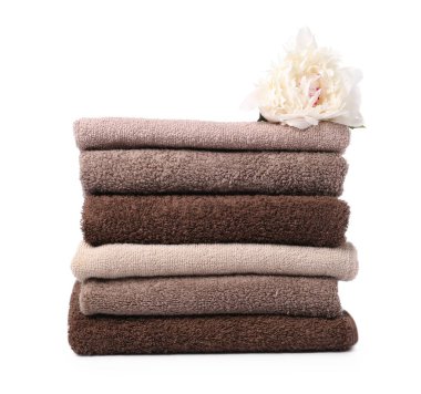 Yumuşak havlu ve şakayık çiçeği yığını beyaz üzerine izole edilmiş.