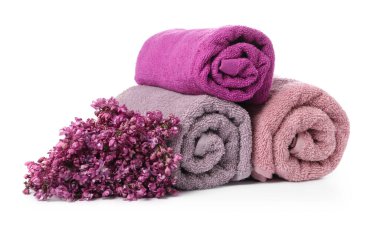 Yumuşak havlular ve beyaza ayrılmış leylak çiçekleri.