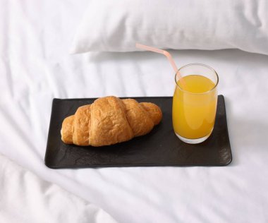 Güzel bir kahvaltı tepsisi, kapalı bir odada, yakın plan.