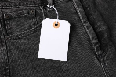 Siyah kotlu karton etiket, üst görünüm