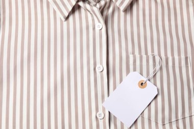 Çizgili tişörtte karton etiket, üst görünüm