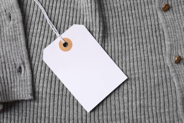 Gri giysili karton etiket, üst görünüm
