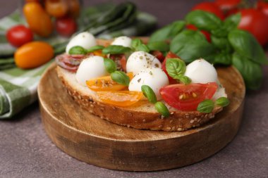 Mozarella peynirli, domatesli ve fesleğenli lezzetli sandviç.