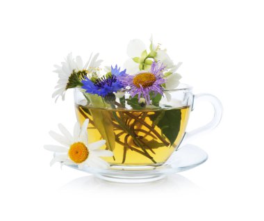 Cam bardakta aromatik bitki çayı ve beyaz bardakta izole edilmiş çiçekler.