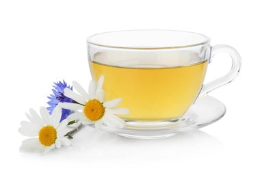 Cam bardakta aromatik bitki çayı ve beyaz bardakta izole edilmiş çiçekler.