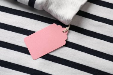 Çizgili elbisede karton etiket, üst görünüm