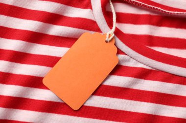 Çizgili elbisede karton etiket, üst görünüm