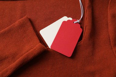 Turuncu elbisedeki karton etiketler, üst manzara.