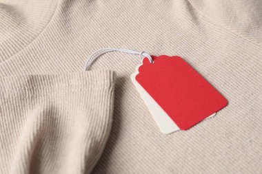 Bej kazaktaki karton etiketler, yakın çekim görüntüsü