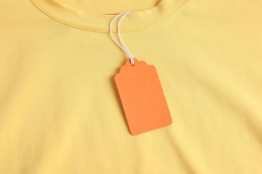 Sarı giysili karton etiket, üst görünüm