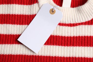 Örgü süveterin üzerindeki karton etiket, üst görünüm