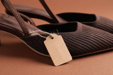 Kahverengi etiketli şık ayakkabılar, yakın plan.