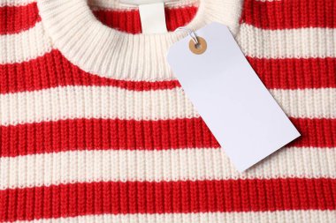 Örgü süveterin üzerindeki karton etiket, üst görünüm