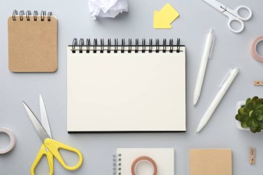 Gri arkaplan üzerine dizüstü bilgisayarları olan düz konum