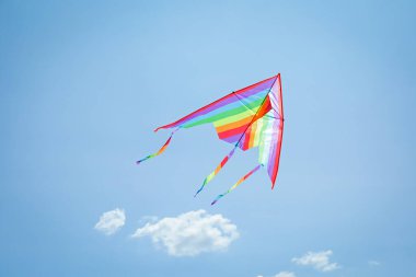 Mavi gökyüzünde uçan renkli uçurtma, alçak açı
