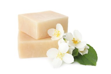 Sabun barları ve yasemin çiçekleri beyazda izole edilmiş.