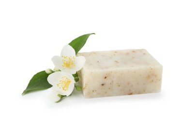 Sabun çubuğu ve yasemin çiçekleri beyaz üzerine izole edilmiş.