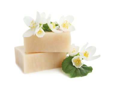 Sabun barları ve yasemin çiçekleri beyazda izole edilmiş.